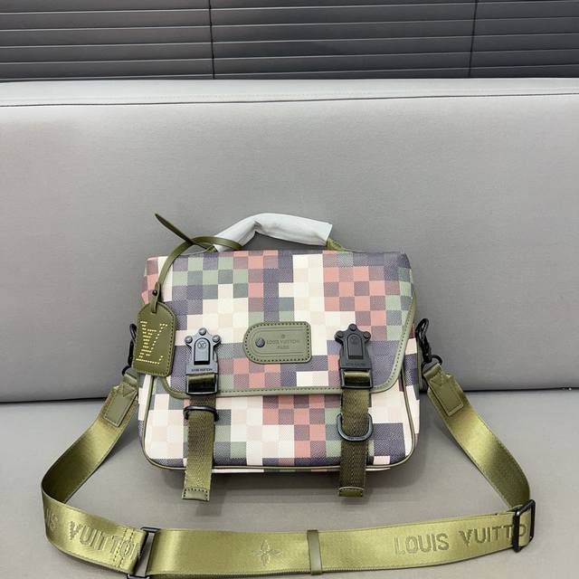 Louisvuitton 路易威登 Trail QUEST 翻盖邮差包 单肩包斜挎包 采用精湛镶嵌细工 经典百搭 实物拍摄 原厂原版面料 配送防尘袋 30 x