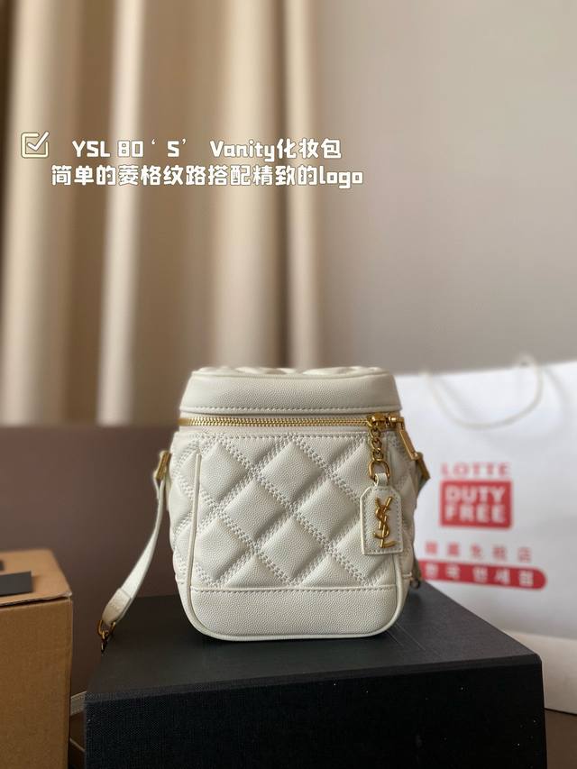 YSL 80‘S’ Vanity化妆包 Vanity化妆包这是我们这季2022春季最新单品 第一眼看到这款化妆包就爱上了感觉这款包要了呀 简单的菱格纹路搭配精致