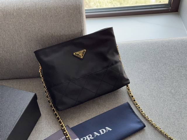 配盒 size：25*20cm Prada hobo中古腋下包 朱珠同款尼龙链条包 极简又高级的链条包 被明星朱珠一背就火了 尼龙轻便、 实用耐用又好打理！