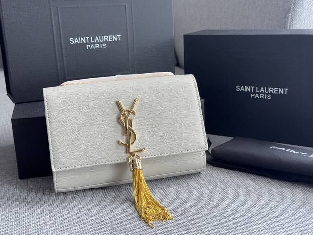 配盒 牛皮 size：20*12cm 小 ysl woc信封包 kate 鱼子酱牛皮看起来质感特别好！耐磨耐用！ 斜挎腋下