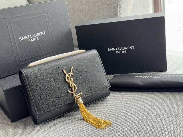 配盒 牛皮 size：20*12cm 小 ysl woc信封包 kate 鱼子酱牛皮看起来质感特别好！耐磨耐用！ 斜挎腋下