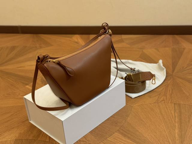 配盒 配置宽肩带 size：底宽17 上宽27*高16cm Loewe Hammock Hobo 罗意威吊床包超可爱 HOBO还能这样 搭配新出的宽肩带真的好好