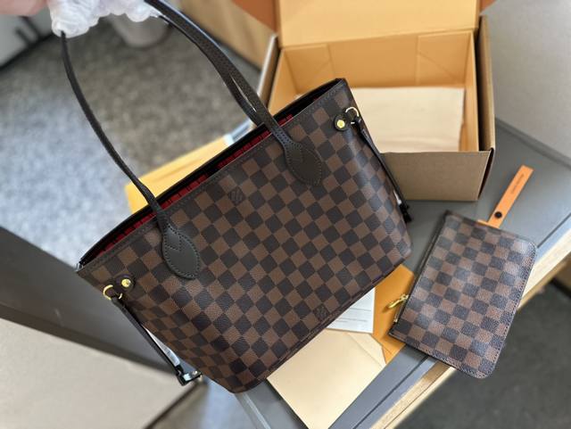 变色皮 折叠礼盒包装 原单Lv Neverfull 购物袋！入门级的款式哦！绝对的终身款！此物经典不言而喻！街拍和实用都是非常nb的选择！大家拿到后可以感受下，