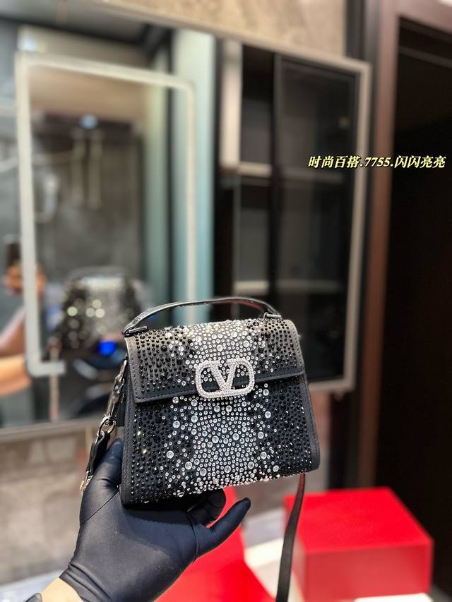 礼盒包装 valentino vsling 满钻托特包 华伦天奴一款手提包，连接肩带的话，可以作为单肩包或斜挎包使用包包正面的V标华伦天奴特有的标志 高级感 时