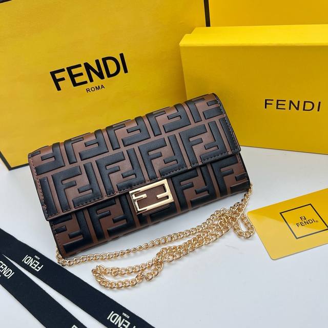 Fendi 621666颜色 黑棕色尺寸 19*10.5*3.5 Fendi 专柜同步，可肩背专柜品质顶级进口牛皮 海外订制钥匙扣五金 做工油边精湛