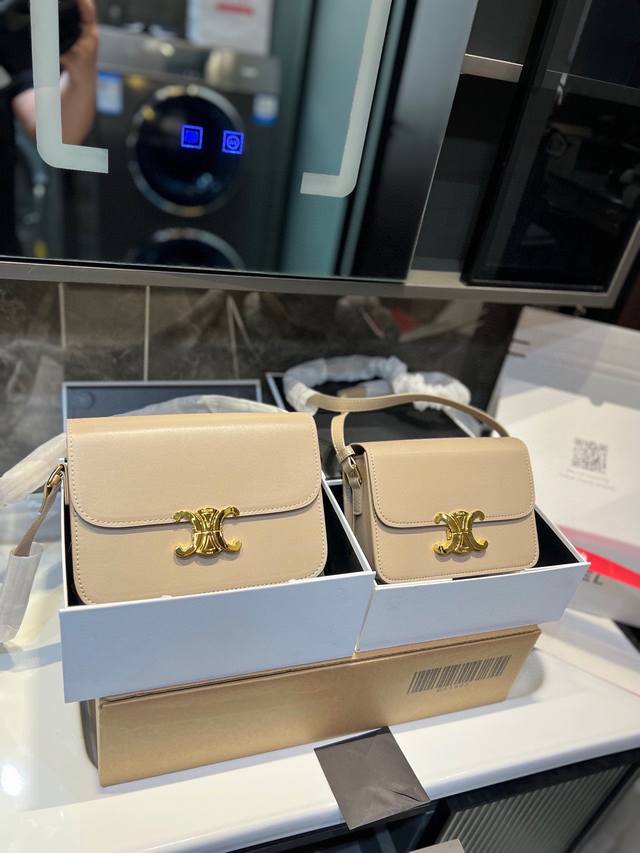 p大号 小号 折叠礼盒 CELINE 凯旋门老花豆腐包 CELINE TRIOMPHE BOX 中号凯旋门老花豆腐包~ 今年的Celine女孩都在买什么 Tri