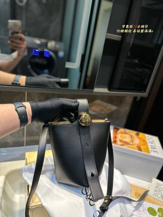 礼盒包装 LOEWE新出的水桶包也太酷COOL了吧！ 容量杠杠滴！可以单肩手提斜挎斜挎是真的很酷而且里外全皮质感很好也很轻！16*19