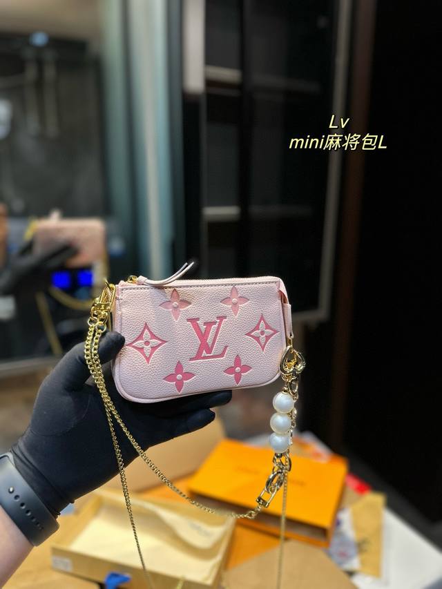 礼盒包装 LV麻将包mini 搭配了时尚元素的感觉 造就独一无二的设计 在哪里都具有潮酷风格尺寸15.10