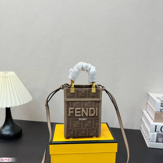 配礼盒 size: 13*18.5cm 芬迪 fendi 迷你 小tote 今年芬迪真的是大爱！ 旬手提可斜挎