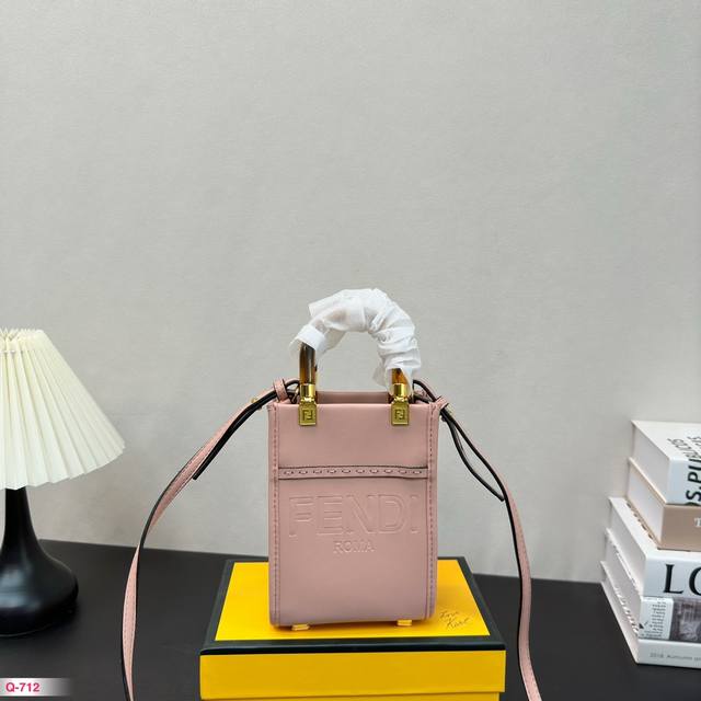 配礼盒 size: 13*18.5cm 芬迪 fendi 迷你 小tote 今年芬迪真的是大爱！ 旬手提可斜挎