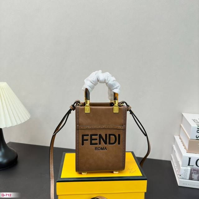 配礼盒 size: 13*18.5cm 芬迪 fendi 迷你 小tote 今年芬迪真的是大爱！ 旬手提可斜挎