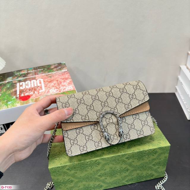 配免税店全套包装 尺寸18.11cm Gucci 中古Mini酒神 经典老花搭配虎头搭扣 精致且百搭 还是经典老花最耐看 一般出门的东西都可以放 容量比想象中大