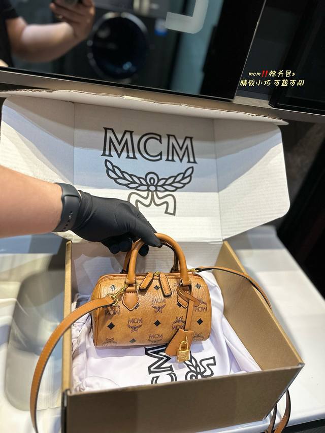 礼盒包装 Mcm Mini波士顿枕头包 最新款 小包身 大容量 太可爱了吧！ 精致实用又百搭 可手拎可斜挎 搭配裙装裤装大衣 参加聚会出街通勤 都可尺寸20.1