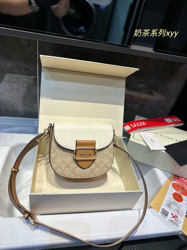 折叠礼盒 Coach Morgan 马鞍包边coach 蔻驰11月新品重磅推出morgan这次分享一下morgan家族的其他成员。。 Saddle Bag就知道