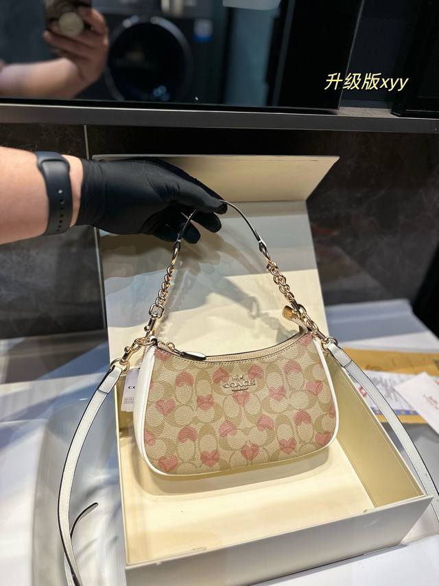 礼盒包装 24年1月情人节新品coach 新品 Teri腋下包 Coach蔻驰 隆重回归的香布雷系列，结合了 Teri腋下包，奢华细腻的面料搭配时尚雅致的ter