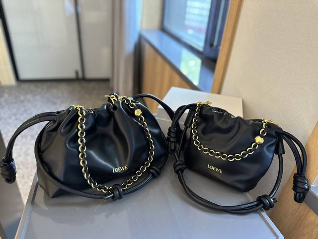 礼盒包装 Loewe 迷你羊皮 Purse 福袋 Loewe 兴 迷你柔软纳帕羊皮革 Flamenco Purse 福袋 采用褶皱设计，侧面搭配标志性绳结等关键