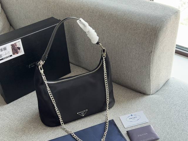 配盒 Size：26*15Cm Prada Hobo中古腋下包 皮质肩带更复古硬挺一些 多了一份随意和简单， 完全的时尚百搭！