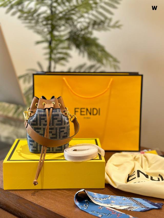 Fendi Mon Tresor小号水桶手袋 2024年米兰时装周街拍中，潮人们背的最多的包包大概就是fendi芬迪的这款水桶包了。配有抽绳和fend金属标志装