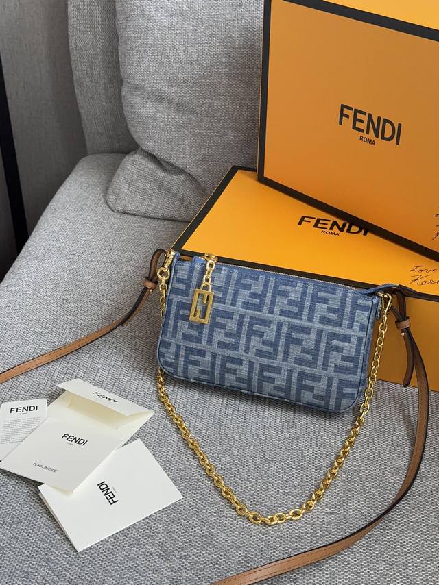 配盒 Size：21*14Cm 夏日必不可少的单宁牛仔蓝 Fendi 腋下包 麻将包 真的完美！ 小巧可爱放得下手机！ 爱啦爱啦！ 手提腋下斜挎