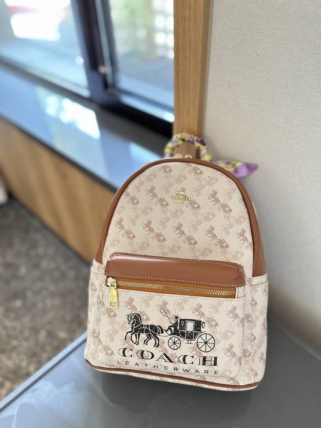 Coach 双肩包 热卖爆款 原单顶级货早春海外专柜最新款，品质毋庸置疑！精致的手工工艺和品质受到顾客的青睐 经典双“C”Logo 永远都卖不衰的经典款更是深入