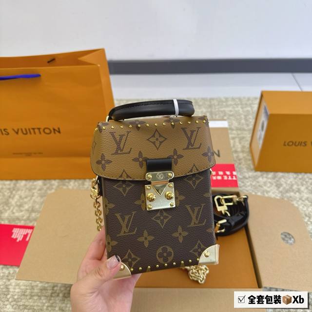 全套包装 Size：12*17Cm 女神都在用camerabox L家 手机包 必入秀款！ 容量足足的！ 带子拆卸后可当手提使用 配置两种肩带哦！ 颜值担当哦！