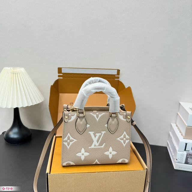 配免税店全套包装 Lv Onthego迷你托特包 尺寸18.15Cm Lv Onthego 任你选 可单肩背也可手拿#大牌包包 拿到手就很喜欢~巨无敌精致小巧耐