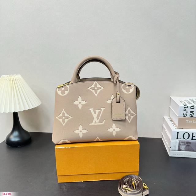 配折叠盒 Lv Petit Palais Tote 包取材monogram帆布，搭配天然皮革。行李牌的挂锁精致我觉得很可爱。可以手提也可以斜挎单肩，比较实用。尺