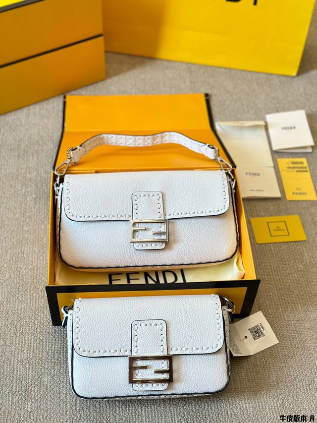 牛皮版本 Fendi Vintage法棍包 2023年米兰时装周街拍中，潮人们背的最多的包包大概就是fendi芬迪的这款腋下包了 经典布料 有种慵慵懒懒的街头风