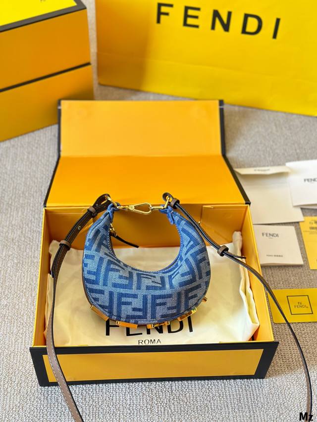 原版布 Fendi新款牛仔系月牙包 也太復古了⑨ 最近超火中號fendi 月牙包新推出牛仔色啦∞ 超級讚、滿滿復古感.夏天必備單品 推薦給大家 尺寸18 12C