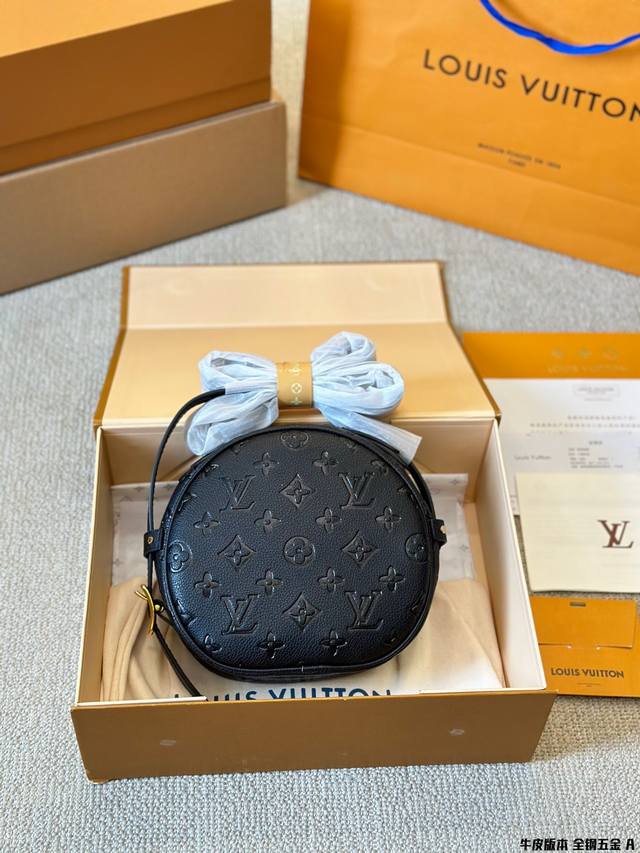 顶级原单 全钢五金 Ootd ｜Lv 最新mini 软圆饼 Lv Boite Chapeau 系列 经典精巧 Lv 牛皮圆饼包经典的路易*威登帽盒摇身变为此款风