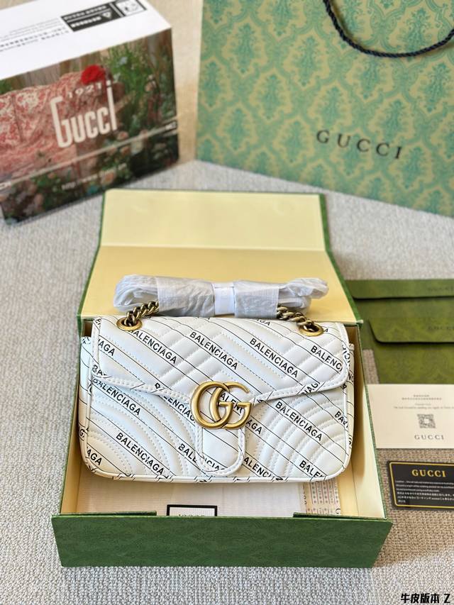 牛皮版本 Marmont 1 Gucci家热门之最 Marmont系列得名于洛杉矶的chateau Marmont酒店 这是一个与好莱坞明星和摇滚乐队有着深厚联