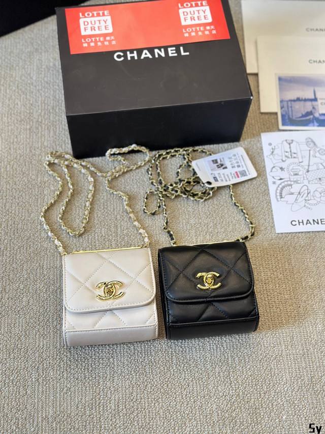 小羊皮 Chanel 19 Trendy 手机包 小香牛皮最近好多明星都在背 Chanel 19 这款包是由老佛爷karl Lagerfeld 和 Chanel