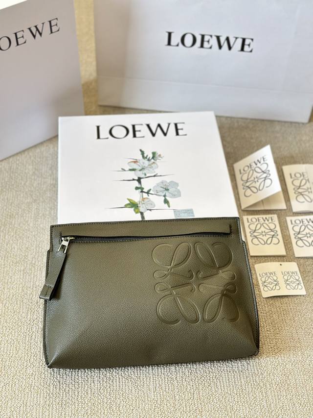 Loewe罗意威新款手包。 大1Ogo帆布手包，加宽底座 空问超大，满足日常所需~简单大方，手感超好 尺寸28 20Cm