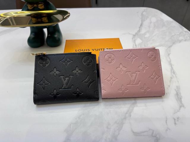 M83365 M83569 M83587 M82381 小巧的 Portefeuille Lisa 采用柔软的 Monogram Empreinte 皮革进行重