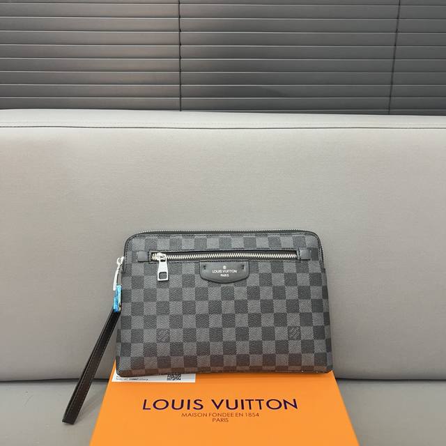 Louisvuitton 路易威登 密码锁印花手拿包 卡包钱包多功能男包 采用精湛镶嵌细工，实物拍摄 原厂原版面料 配送礼盒 29 X 20 Cm。