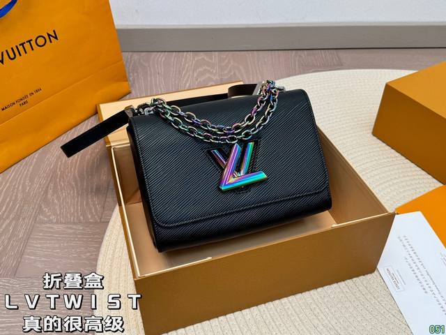 折叠盒 原版五金带lv Logo Lv Twist肩背包 真的很高级 日常通勤简直绝配 又酷又飒低调的奢华 可盐可甜 极致美感 绝美女孩就是你 尺寸： 23 1