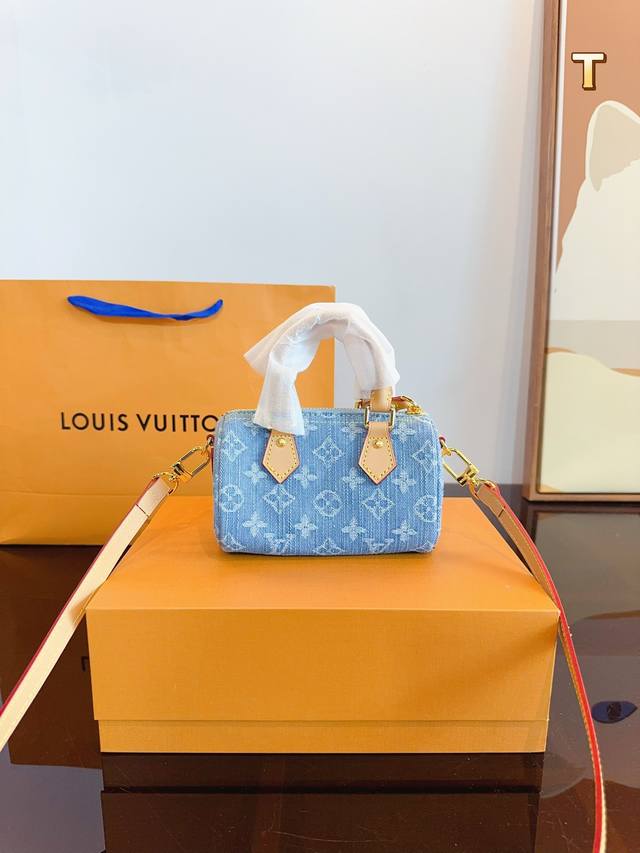 配礼盒 Lv 路易威登 24春夏限量新款keepall 复古牛仔 枕头包 本系列增添了水洗牛仔工艺 打造全新风格 时尚爆发款火热来袭 经典设计大气可观男女通用款