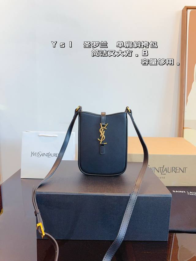 配全套飞机盒 Ysl 圣罗兰 Le 5 ? 7迷你新品 手机包 万众期待的这个系列出了很多很多款式 手机包就是日常凹造型啊 搭衣服好看的这样一款 超轻盈尺寸：1