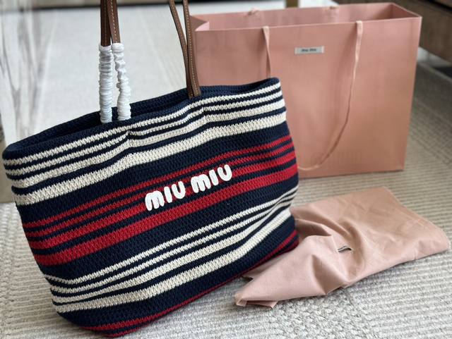 夏日限定无盒！ Size 33*34Cm Miumiu夏日限定沙滩包 草编系列新品 当然这个色彩是最吸引 蓝色杏色搭配 是夏天的颜色哦！