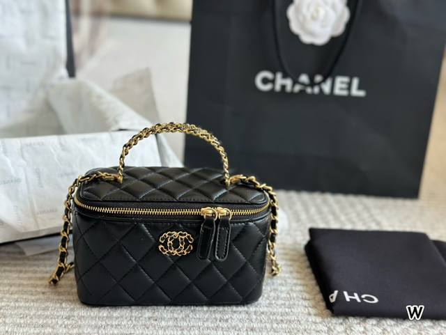 升级款 礼盒包装 Chanel 手工坊手柄小盒子上身可可爱爱金至于容量，我放了一个粉饼 还蛮大的那种 、唇釉、耳机、小梳子，女生出门基本也差不多这些吧，基本都是