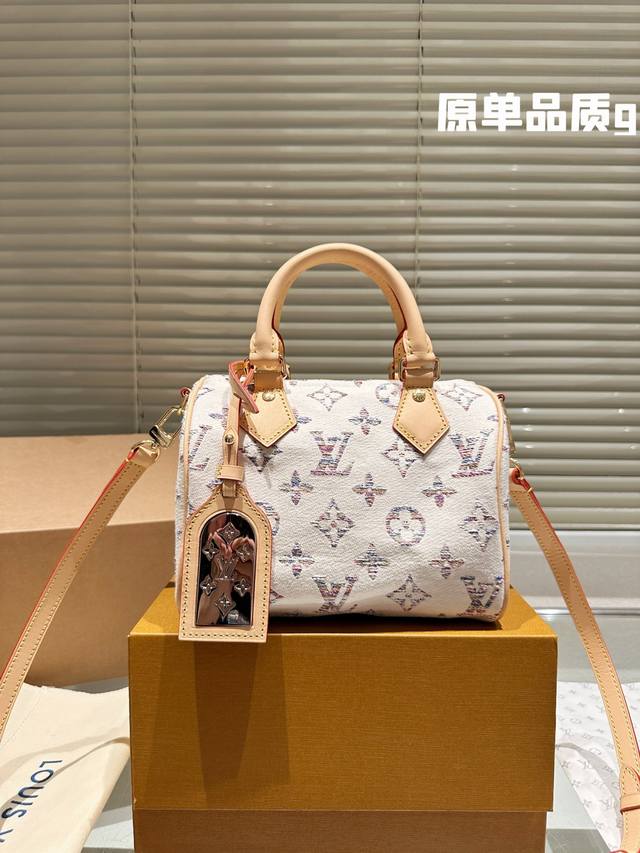 原版布 Size：20*14Cm L家 Ss24 Speedy 20 一起感受夏天的快乐~ 拎一个小包包真的爱了爱了~ 很高级哦！ 搜索：Lv Nano