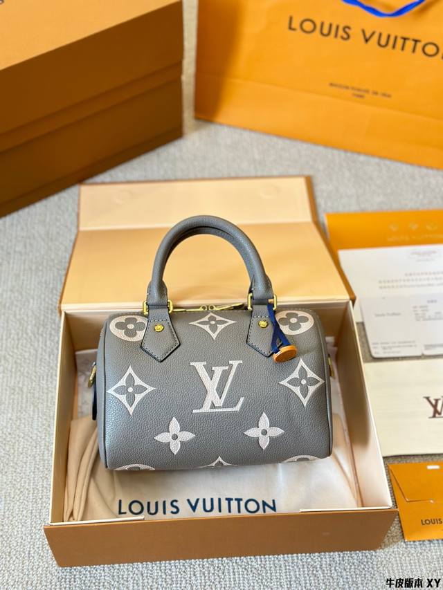 牛皮版本 Lv Speedy 20Cm枕头包 无论版型 内里和专柜毫无差别 真正原版复刻 内里可拆卸 火遍全球的爆款机场大包 机车女神包 明星同款 贵气而充满活