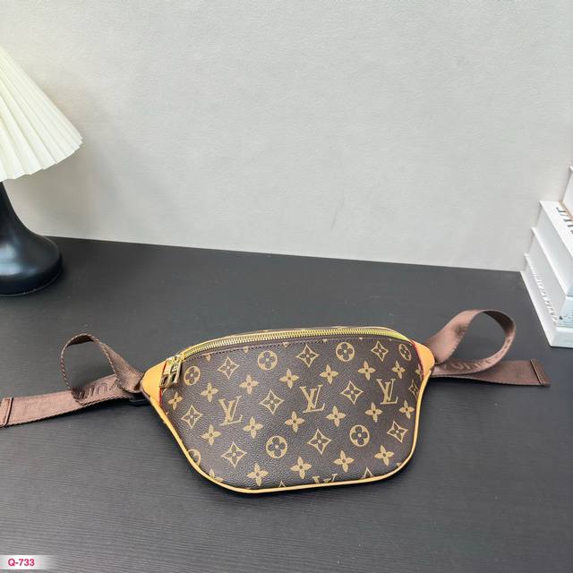 Lv 家 腰包 胸包 亦可单肩背挎或斜挎， 原单五金+经典老花！ 尺寸 33.15Cm