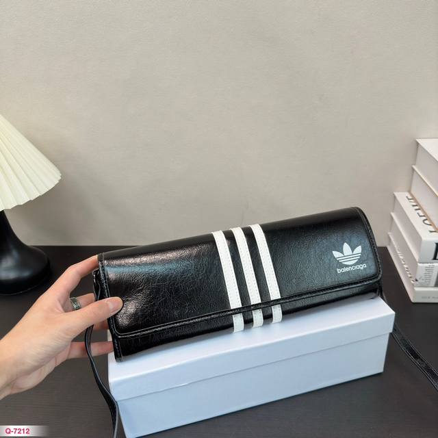 配礼盒 Balenciag* X 三叶草 联名腋下包 整个联名系列中最喜欢的一只 放大版的长款钱包也太有 Sense 了#人人都爱腋下 又酷又拽！今年的 三条杠