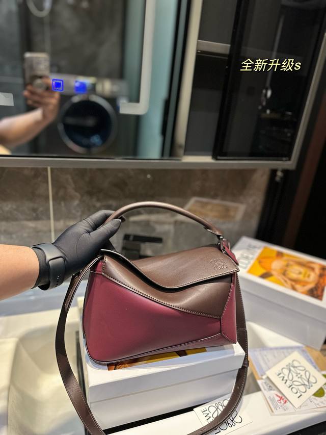 礼盒包装 罗意威loewe Puzzle从此多一只 Bag 罗家几何包家族的包粉们肯定都乐开了花，经典几何包又要凭借迷你包大肆吸粉啦！这次我们来种草这款包 看看