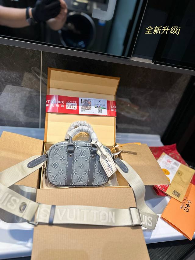 礼盒包装 Lv 路易威登 24春夏限量新款keepall 25复古牛仔 旅行包 本系列增添了水洗牛仔工艺 打造全新风格 时尚爆发款火热来袭 经典设计大气可观男女