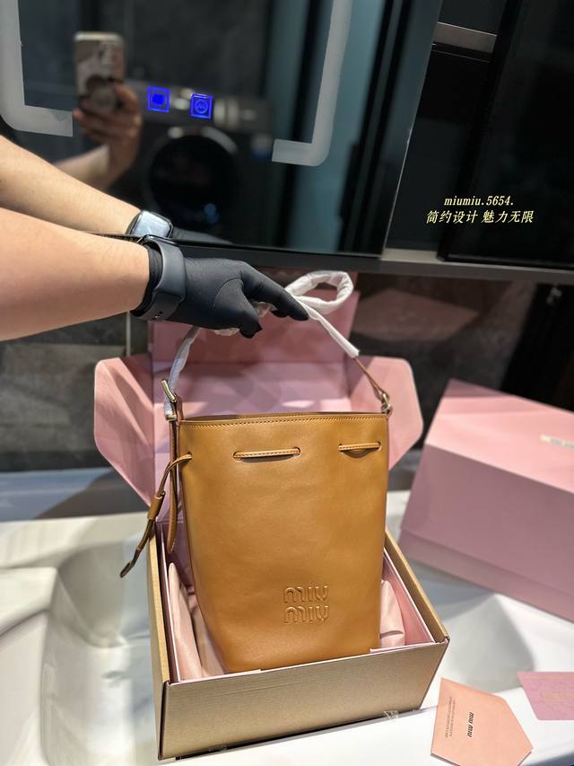 折叠礼盒 Size：23*15Cm 入了miumiu水桶包 入坑很难不花心 每天都有新的爱~Miumiu抽绳小水桶也太好看了