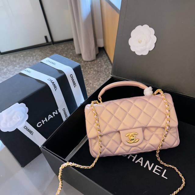 折叠礼盒官网飞机盒” Chanel 手柄mini Cf Handle 手柄款cf款式一直以来都是百看不腻的 这季度在经典cf Handle基础上搭配了皮穿链手柄