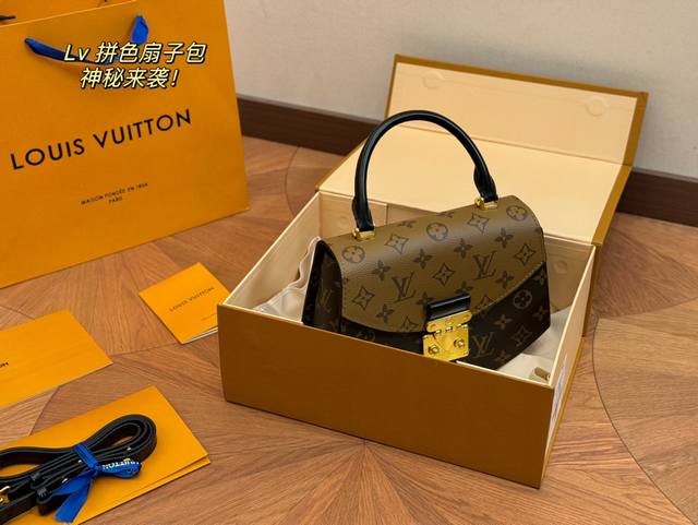 配盒 Size：24*18Cm Lv 扇子包 新品 可甜可盐质感 做工很精致很好看！ 三种背法，斜挎单肩手提都可