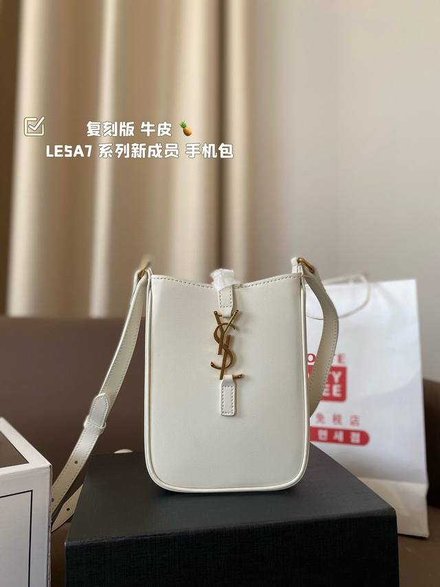 圣罗兰ysl 复刻版 牛皮 Le5A7 系列新成员_手机包∞ 墙裂推荐这款迷你手机包 极简外形＋金属1Ogo扣开合设计！ 实用又时髦是日常搭配率蛮高的单品 La